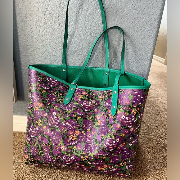 Coach tote greenish blue with reversible purple floral pattern & wristlet insert - Picture 16 of 16